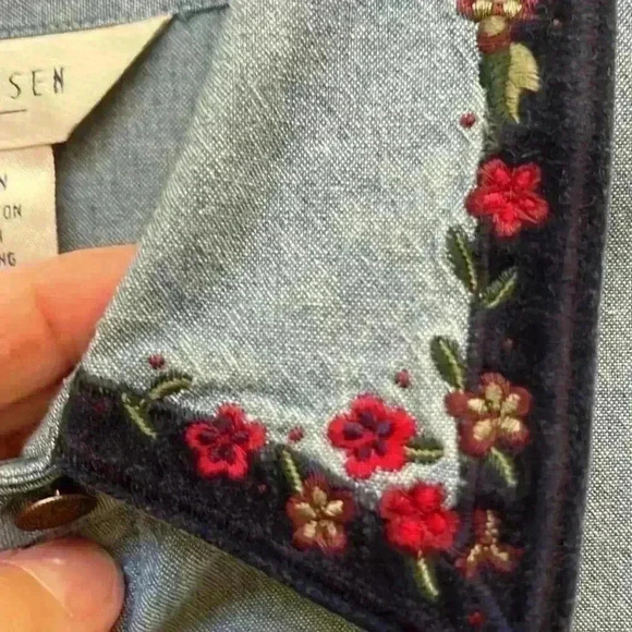 Grandma Cottage Core Van Heusen button down - Picture 3 of 5